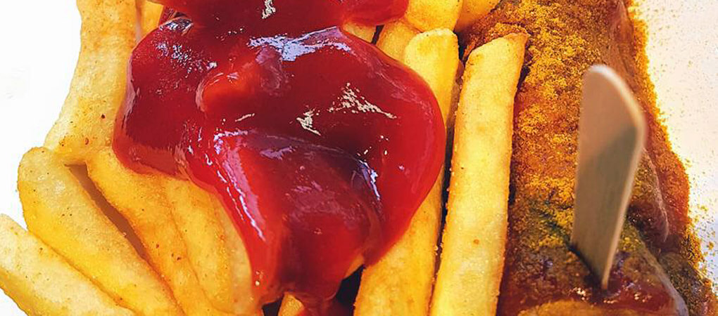 Berliner Currywurst mit Pommes