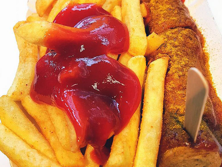 Currywurst mit Pommes